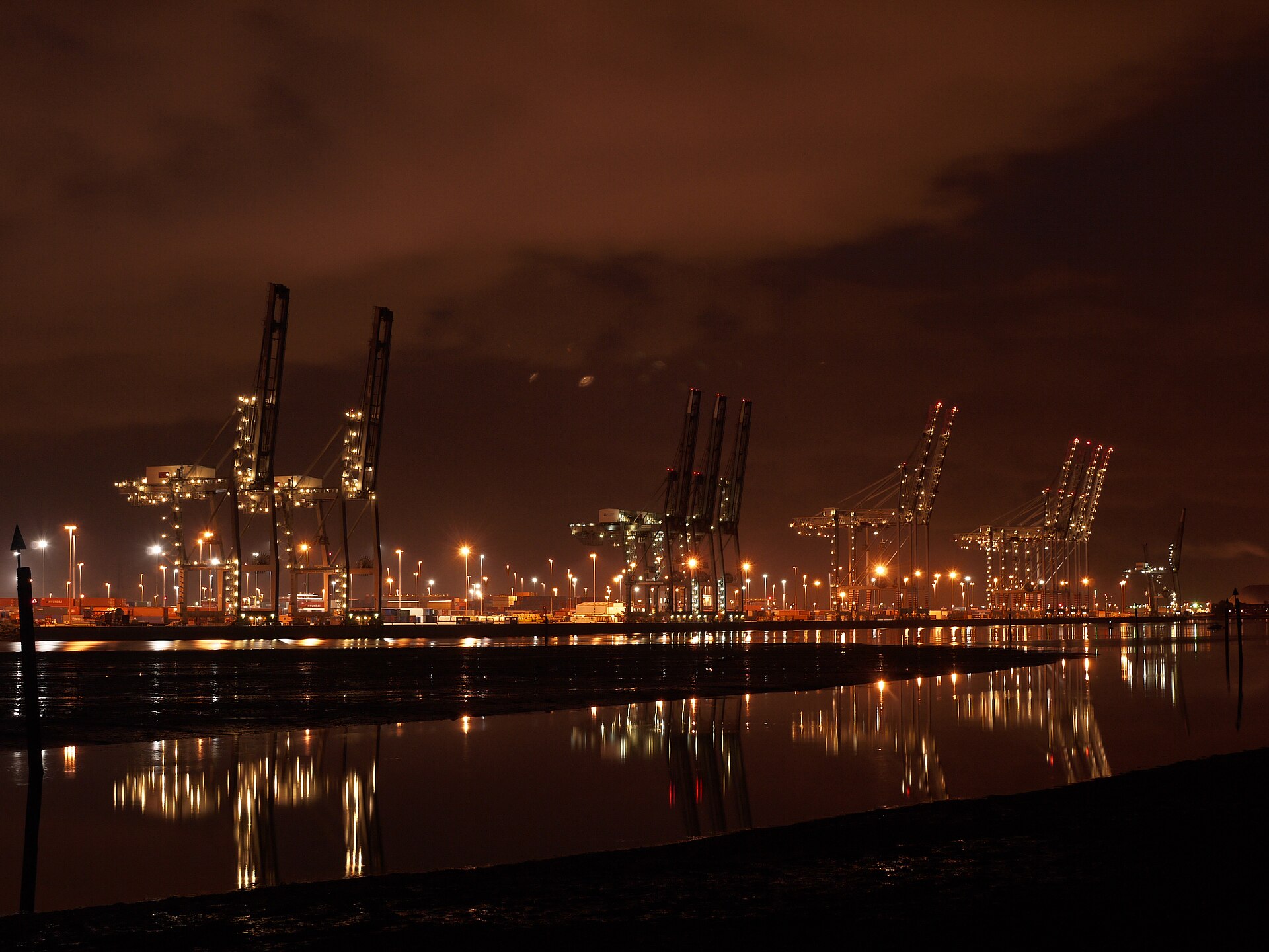 Terminal real de contenedores de Southampton por la noche