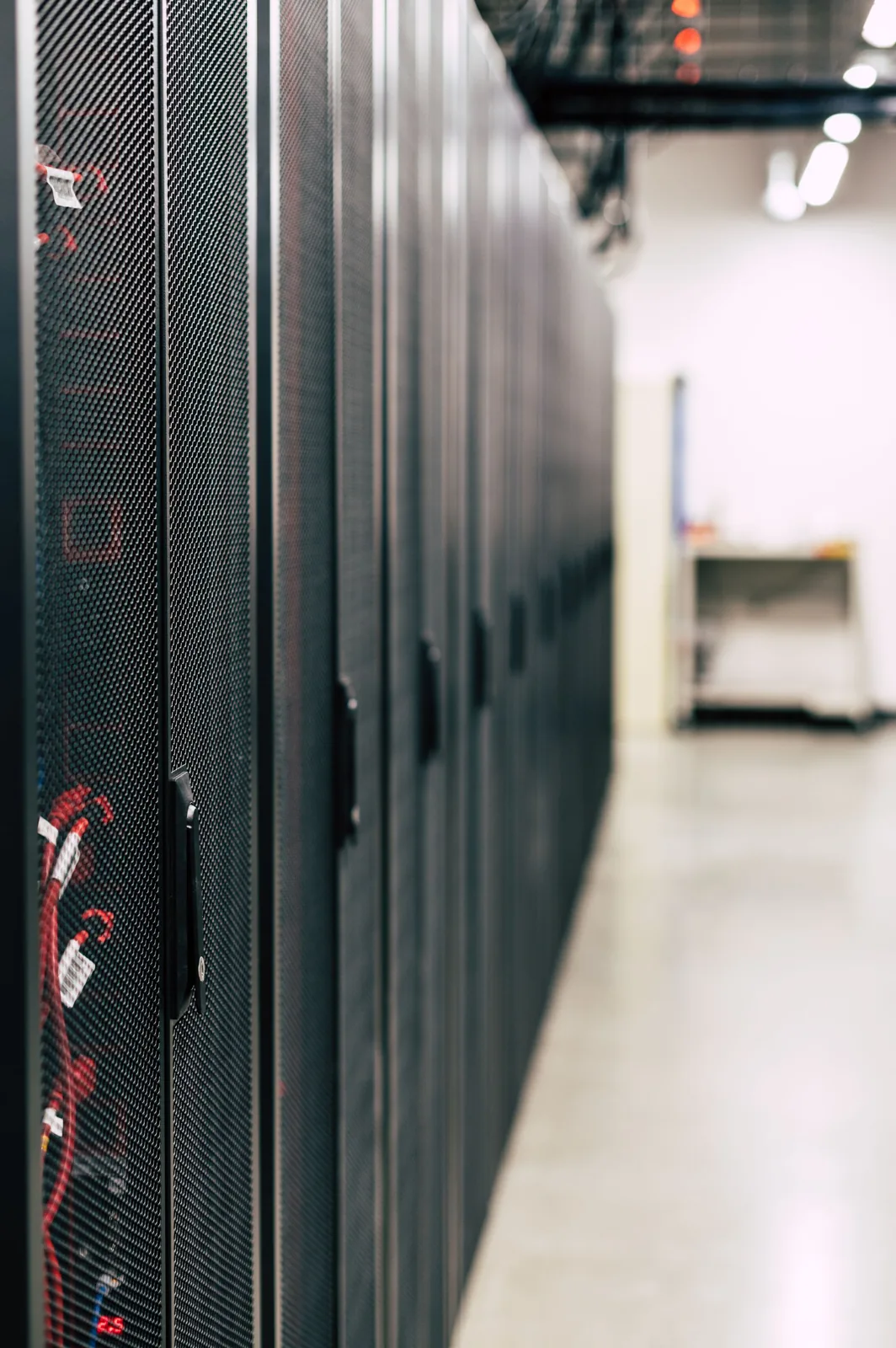 Pasillo de racks de un centro de datos