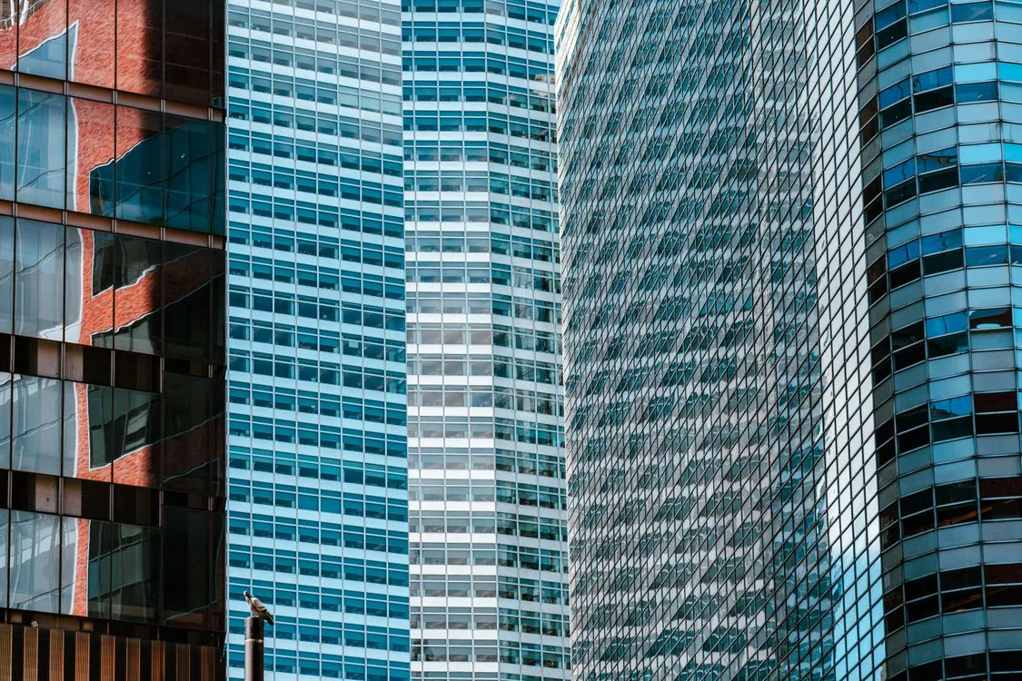 Fachadas de edificios de oficinas acristalados