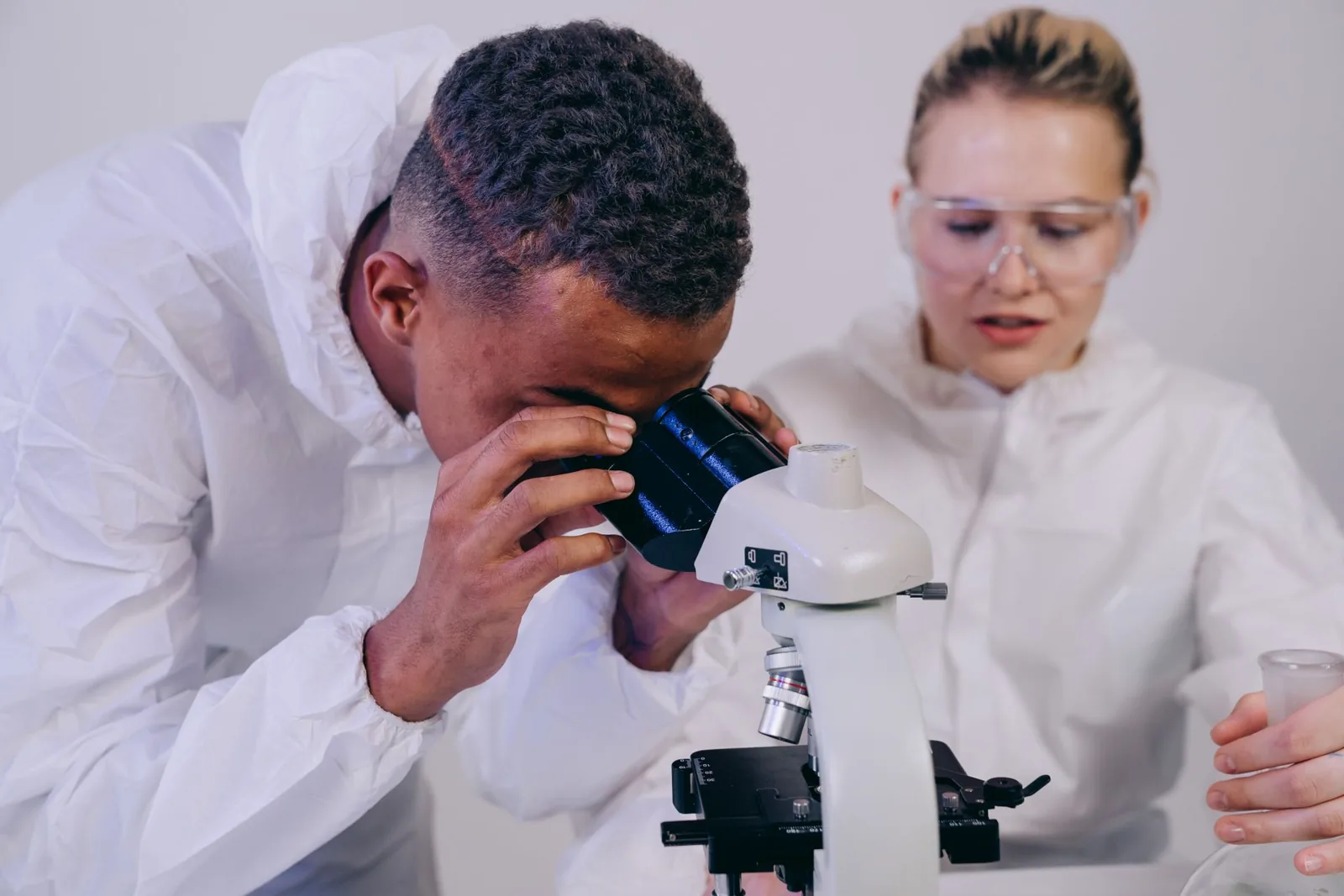 Investigadores examinando muestras con un microscopio