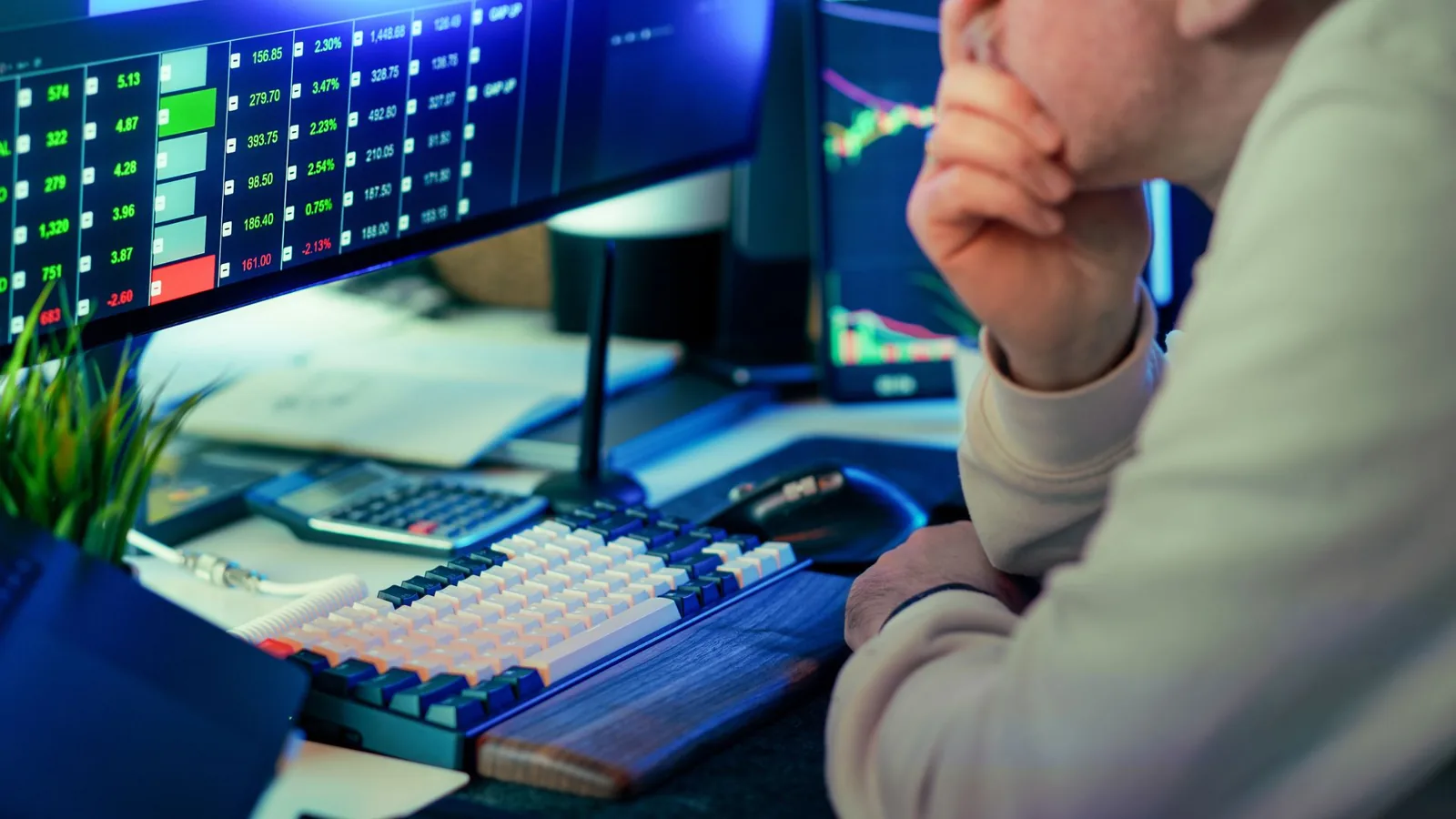 Analista frente a varios monitores de mercado