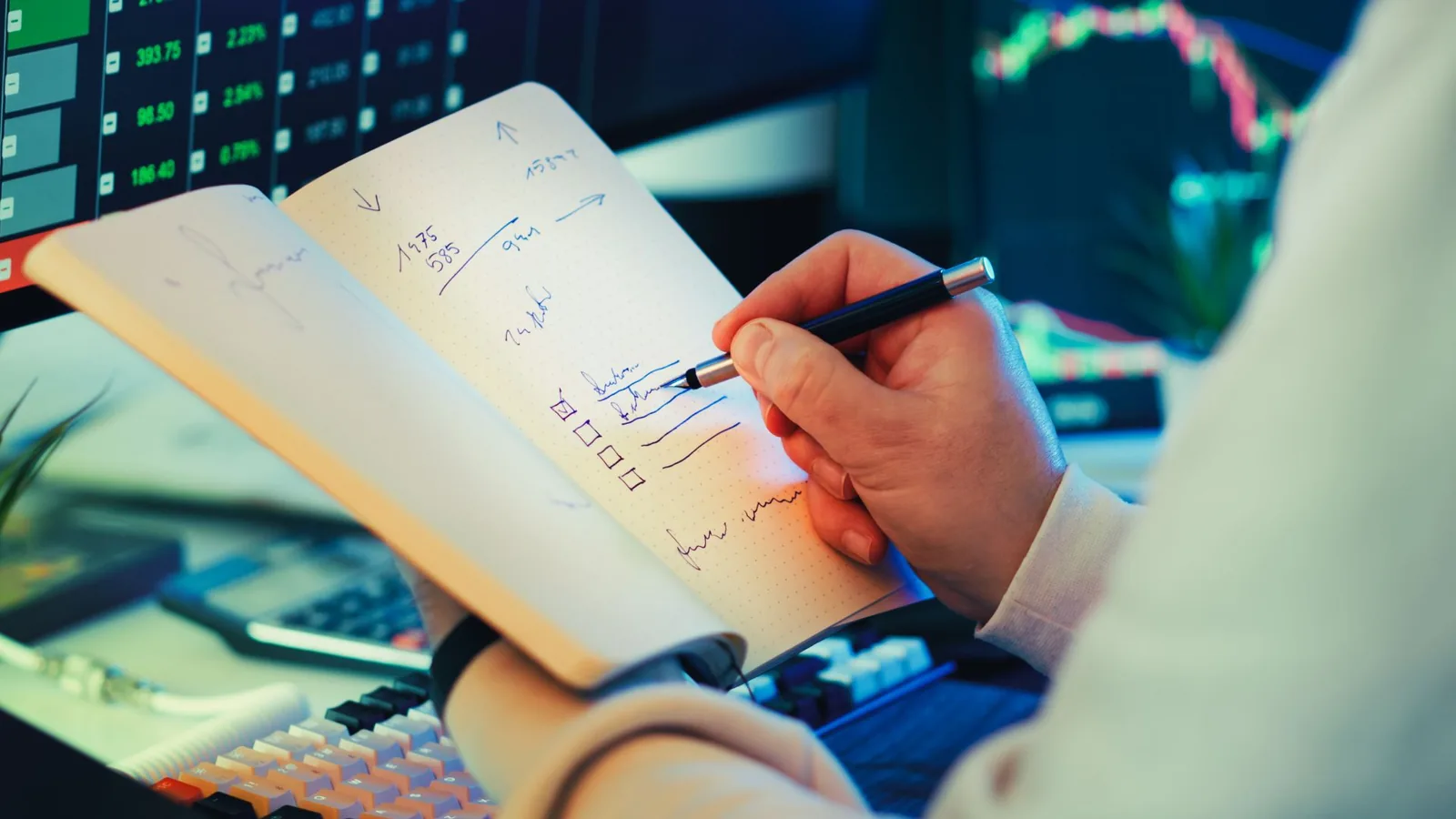An?lisis de datos financieros y anotaciones en un cuaderno